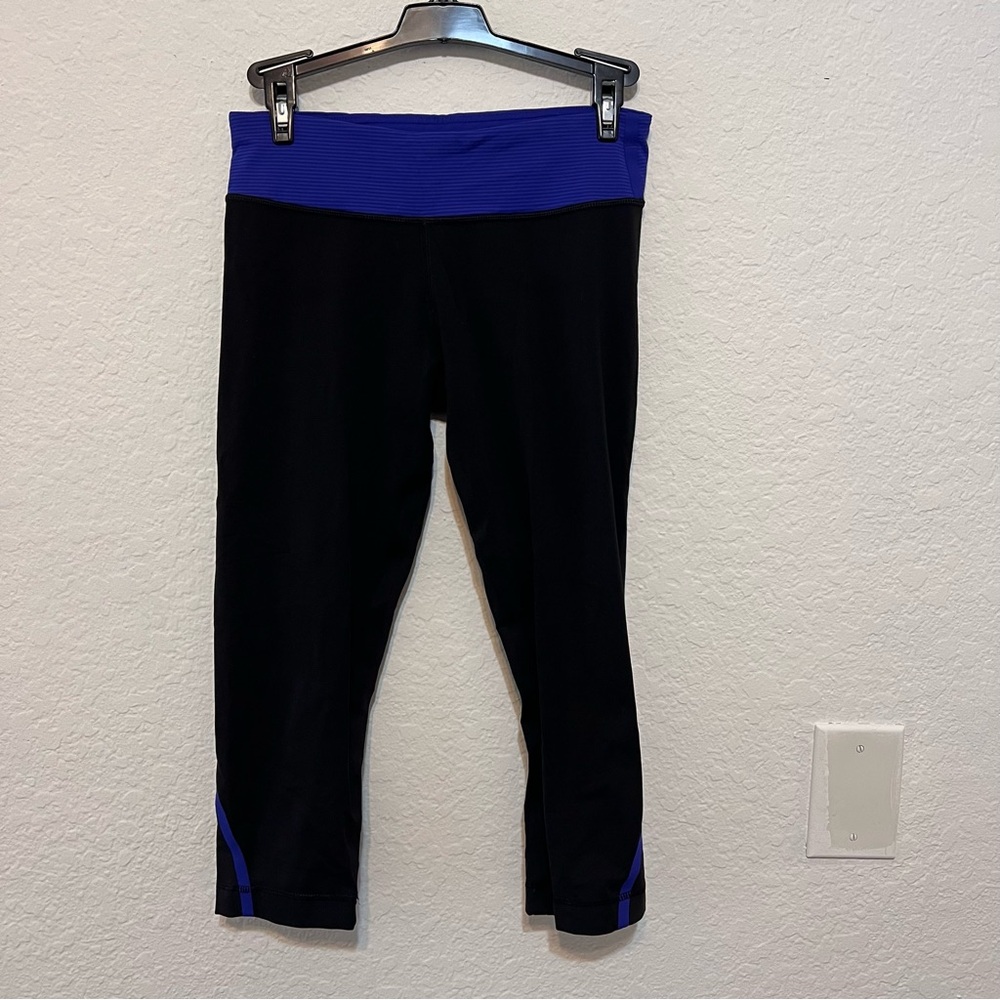 Lululemon cropped leggings Size 6 black with blue waistband